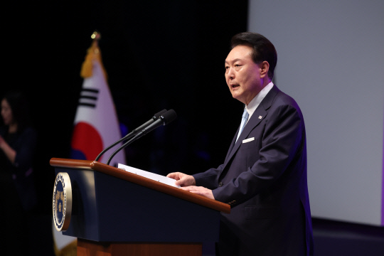윤석열 대통령이 15일 서울 종로구 세종문화회관에서 열린 제79주년 광복절 경축식에서 경축사를 하며 '8.15 통일 독트린'을 발표하고 있다.<연합뉴스>